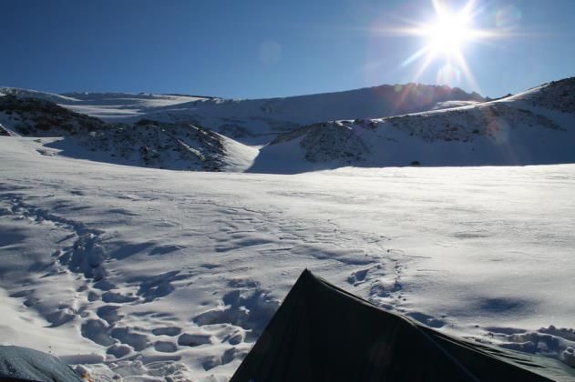 Тент на 3300 м рядом с озером Азау, которое не видно под многометровой толщей снега
